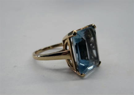 LG EMERALD CUT AQUA MARINE RING SET IN 18K GOLD: LG EMERALD CUT AQUA MARINE RING SET IN 18K GOLD