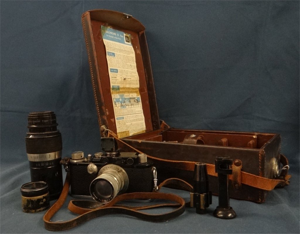 VINTAGE LEICA CAMERA IN ORIGINAL CASE: WITH EXTRA LENSES