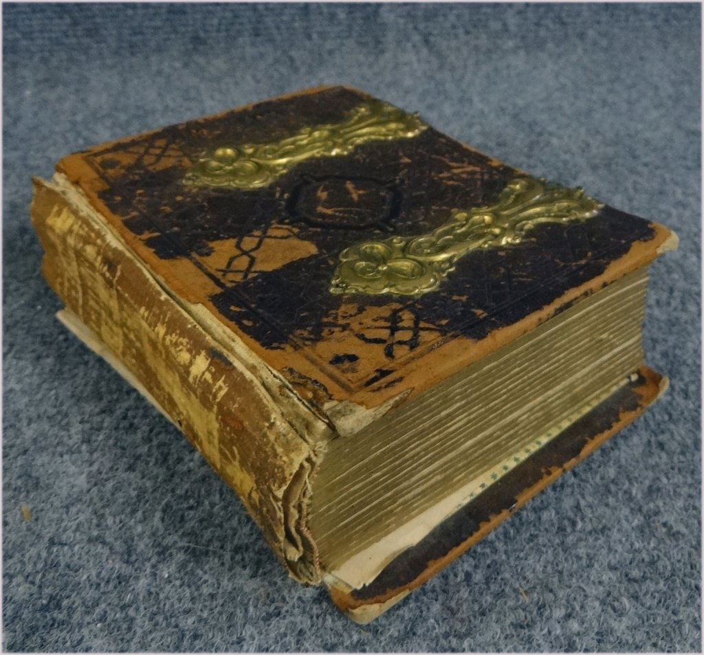 ALBUM CIVIL WAR GENERALS & SIGND ROBT E LEE: ASSEMBLED BY MAJOR CHAS F. PUTNAM 153RD NY VOLUNTEERS. CDV PHOTOS INCLUDE: ROBERT E. LEE, STONEWALL JACKSON, JEFFERSON DAVIS, GENS. MCCLELLAN, BANKS, HOOKER, STONEMAN, BURNSIDE, HEINTZELMAN, ROSENCRAN