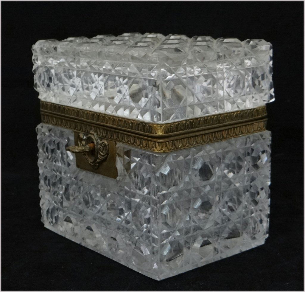 FRENCH CRYSTAL HINGED LID BOX: 4 1/2" X 4 1/2" X 3 1/2"