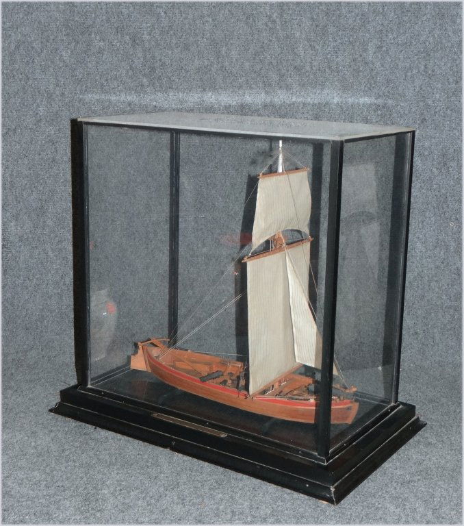 BOAT MODEL "PHILADELPHIA" 1776: GENERAL BENEDICT ARNOLDS FLEET CASE MEASURES 17 1/2" X 16 1/2" X 11"