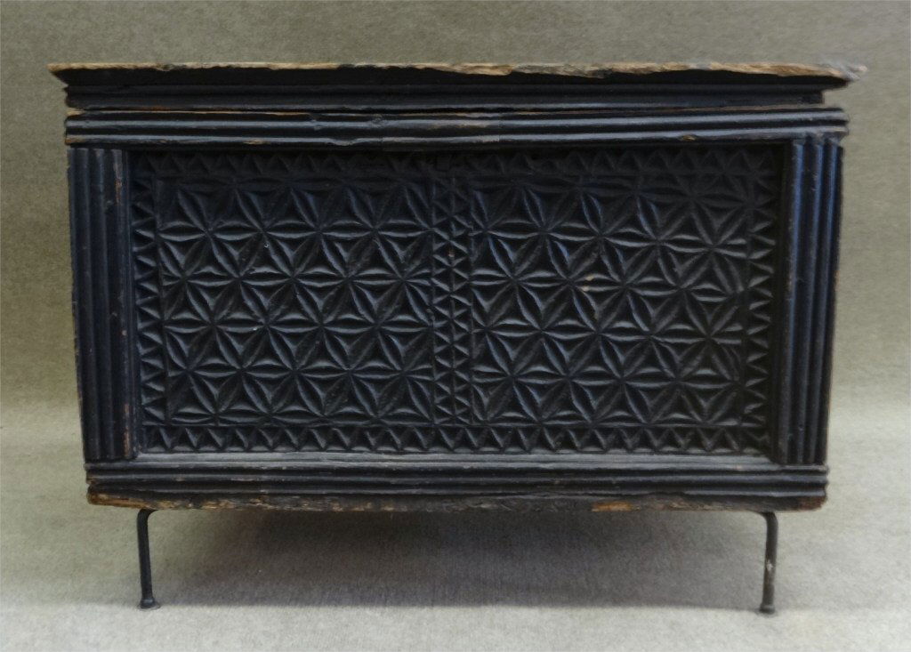 EARLY 18THC. ENG. BLANKET CHEST ORIG. SURFACE (1 of 6)