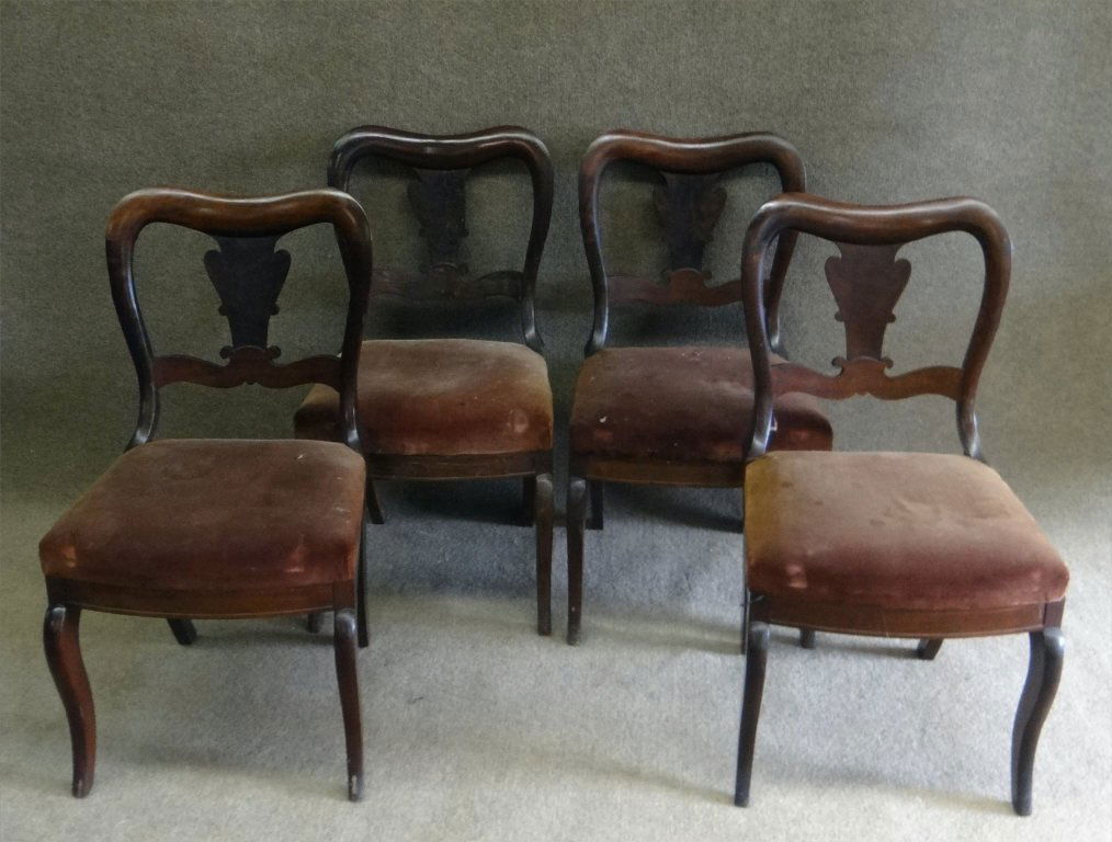 SET OF 4 SCHOOL OF DUNCAN PHYFE SABER LEG CHAIRS: (1 W/ LOSS ON SPLAT)