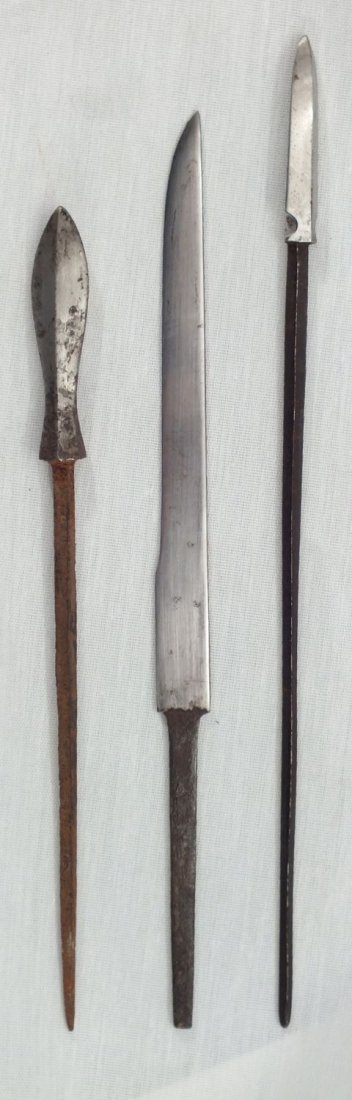 JAPANESE ARROWHEADS AND KOZUKA: 3. Edo period. Willow leaf arrowhead, diamond section arrowhead and iron kozuka blade. Longest 7 1/2"