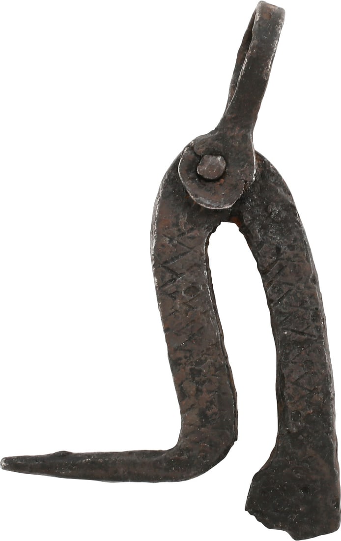 RARE REVOLUTIONARY WAR AMERICAN RIFLEMAN’S COMBINATION TOOL: Forged iron, 3 1/8” length. Recurved frame serving as a flint striker flint striker from which projects a vent pick for clearing the vent of a flintlock rifle. The opposite end is a screwdriver 