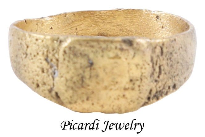 MEDIEVAL/BYZANTINE MAN’S RING 6TH-9TH CENTURY AD, SIZE 10 1 ⁄ 2: Gilt bronze, size 10 1⁄2 with 3.0mm rounded band flaring to the shoulders. Rounded corner square bezel inscribed with a motif, now obscured by age degradation. Professionally refurbished with 24