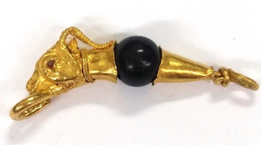 Ancient Greek Gold Ibex Head Necklace Clasp Onyx Bead: An exquisite ancient Greek gold and onyx bead ibex head necklace clasp, circa 400-300BC, likely from Ionia along the Western coast of Asia Minor. Includes original receipt and Certificate of Authentic