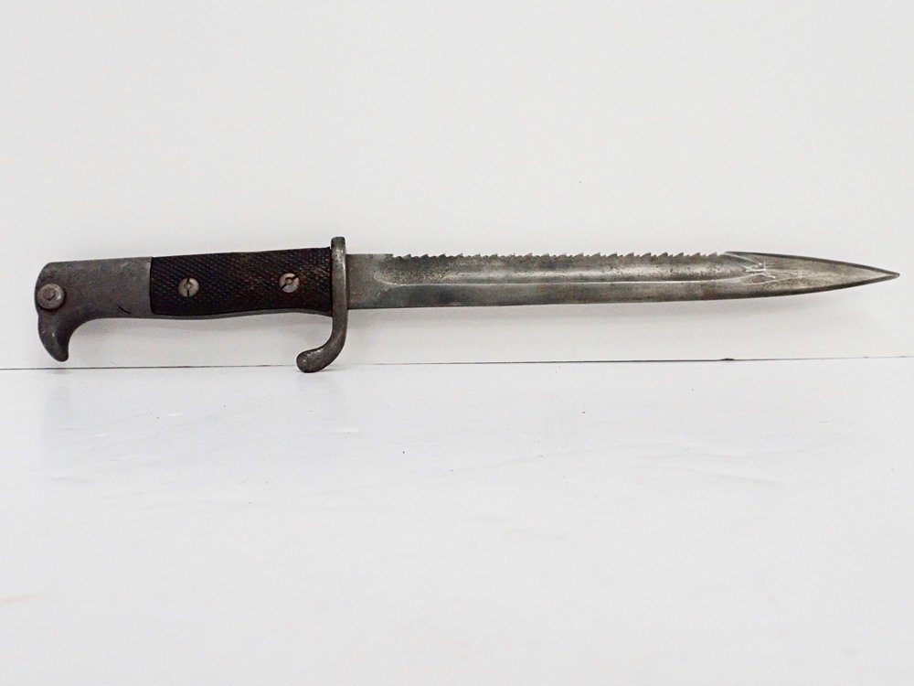 RARE 1910s German Eagle Head Sawback Bladed Bayonet: Title:RARE 1910s German Eagle Head Sawback Bladed BayonetDescription: RARE German Eagle Head Sawback Bladed Bayonet. Circa 1910s. Sorry – no scabbard included with this one. Handle looks to POSSIBLY
