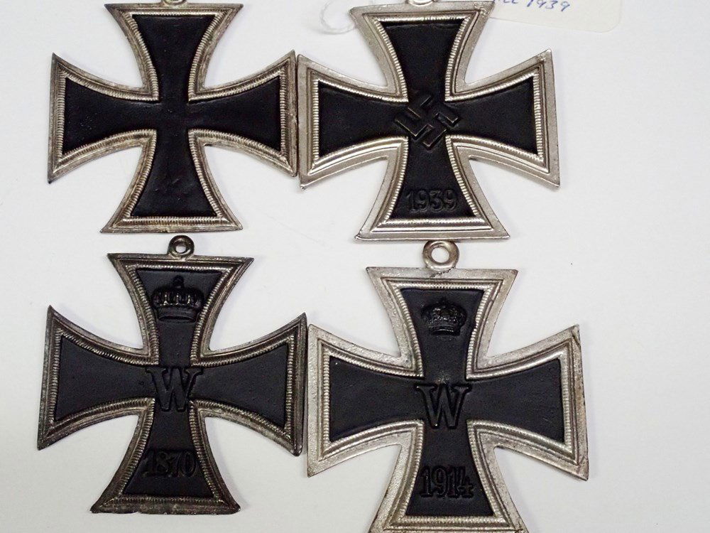 Lot of 4 RARE WWI German Iron Cross Medals Used As Chri (1 of 6)