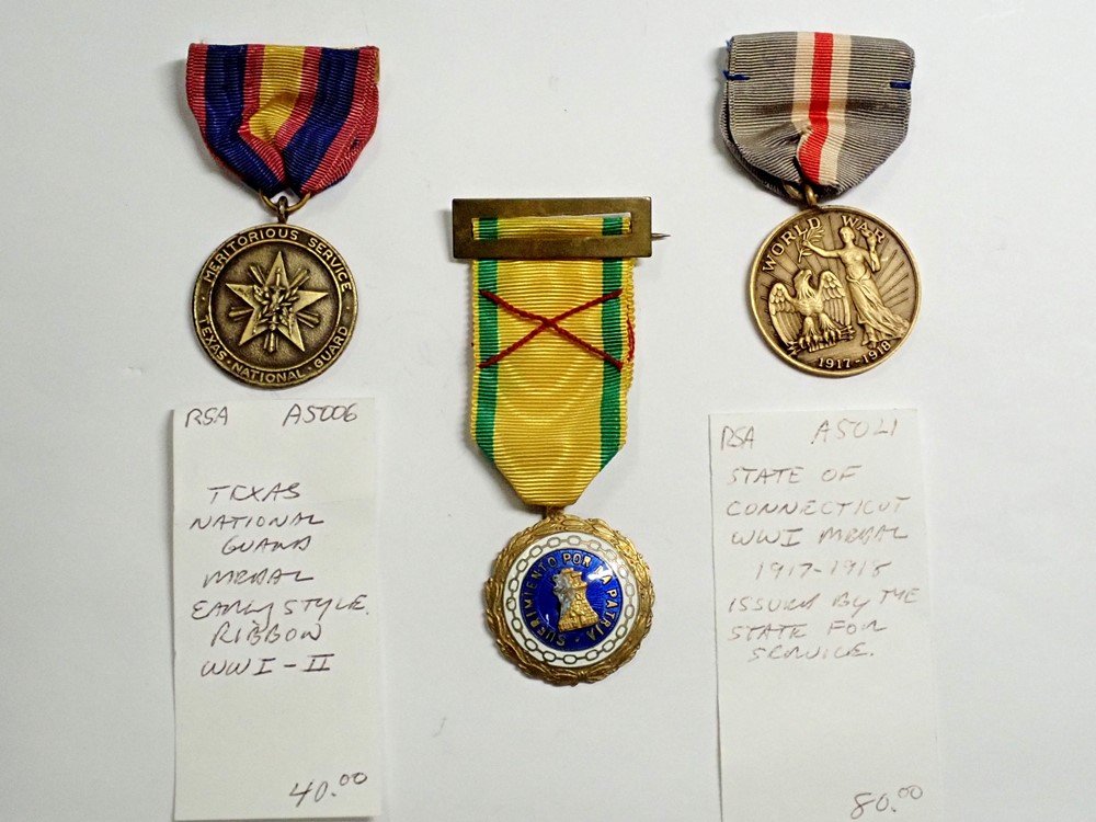 Antique Lot of 3 Military Service Medals re: WWI, Spain: Title:Antique Lot of 3 Military Service Medals re: WWI, Spain’s Sufrimiento, & TNG TexasDescription: Lot of three military service medals. Two from United States and one from Spain. All are antique 