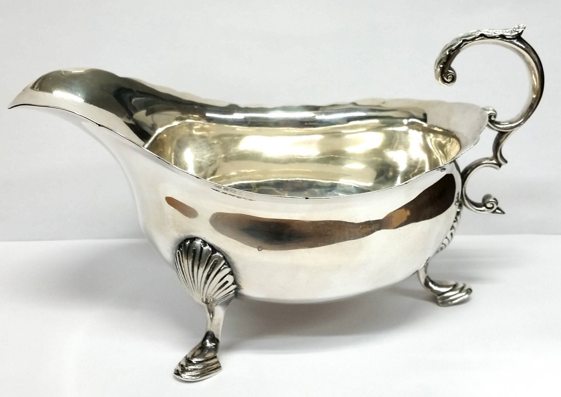 Tiffany & Co Makers Antique Sterling Silver Footed Crea: Tiffany & Co Makers Antique Sterling Silver Footed Creamer 6.56oztDescriptionA beautiful antique Tiffany & Co sterling silver footed creamer, pattern 5405-5909. Our auction estimate on this piece is 1