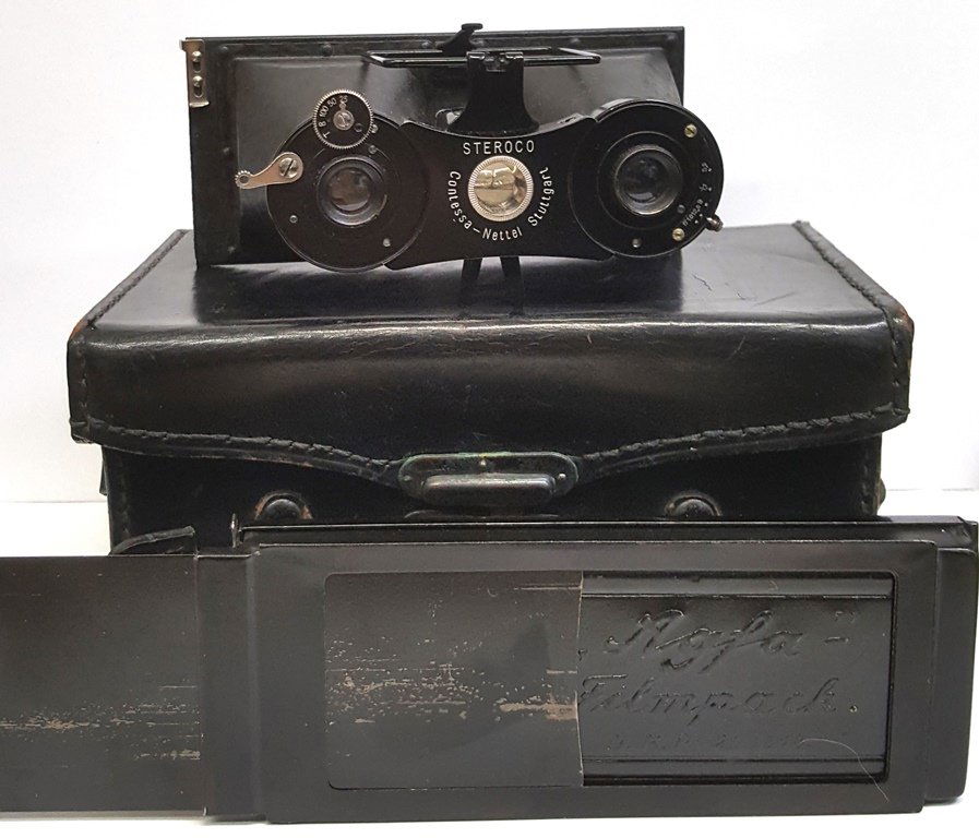 Zeiss Contessa Nettel Steroco Stereo Camera: Zeiss Contessa Nettel Steroco Stereo Camera Black Enamel Brinkle Finish 45mmx107mmDescription:An amazing Zeiss Contessa Nettel Steroco stereo camera with a black enamel brinkle finish. This camera inc