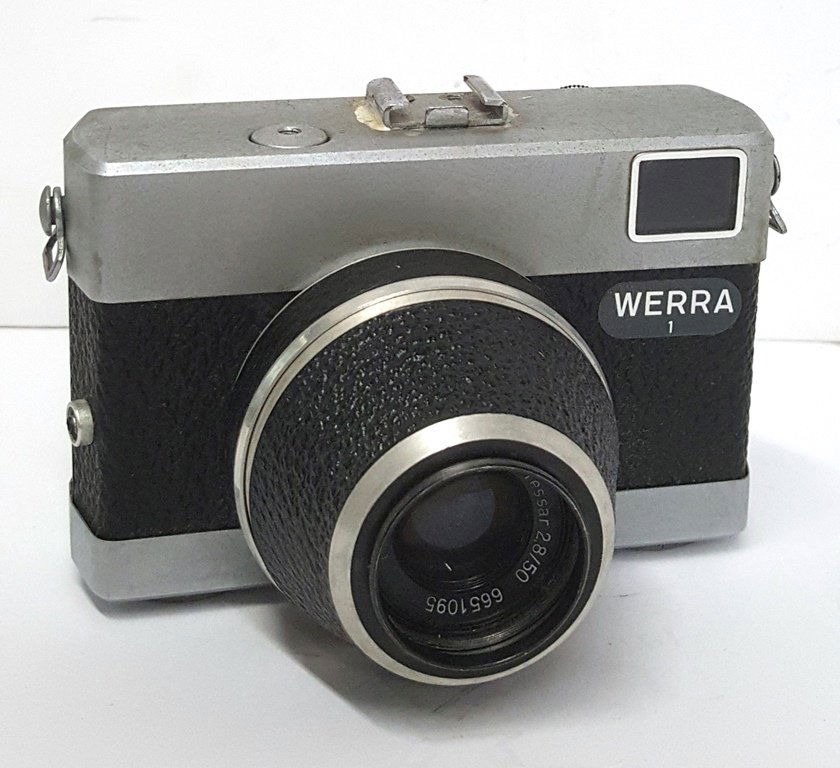Zeiss Werra 1-35mm Lens Bezel Shutter w/ Hood + Shoe: Title: Zeiss Werra 1 -35mm Lens Bezel Shutter with Hood Accessory Shoe AddedDescription:A vintage 1950s Zeiss Werra 1 camera with a Carl Zeiss Jena Tessar 50mm f2.8 lens. Includes lens hood accessory.