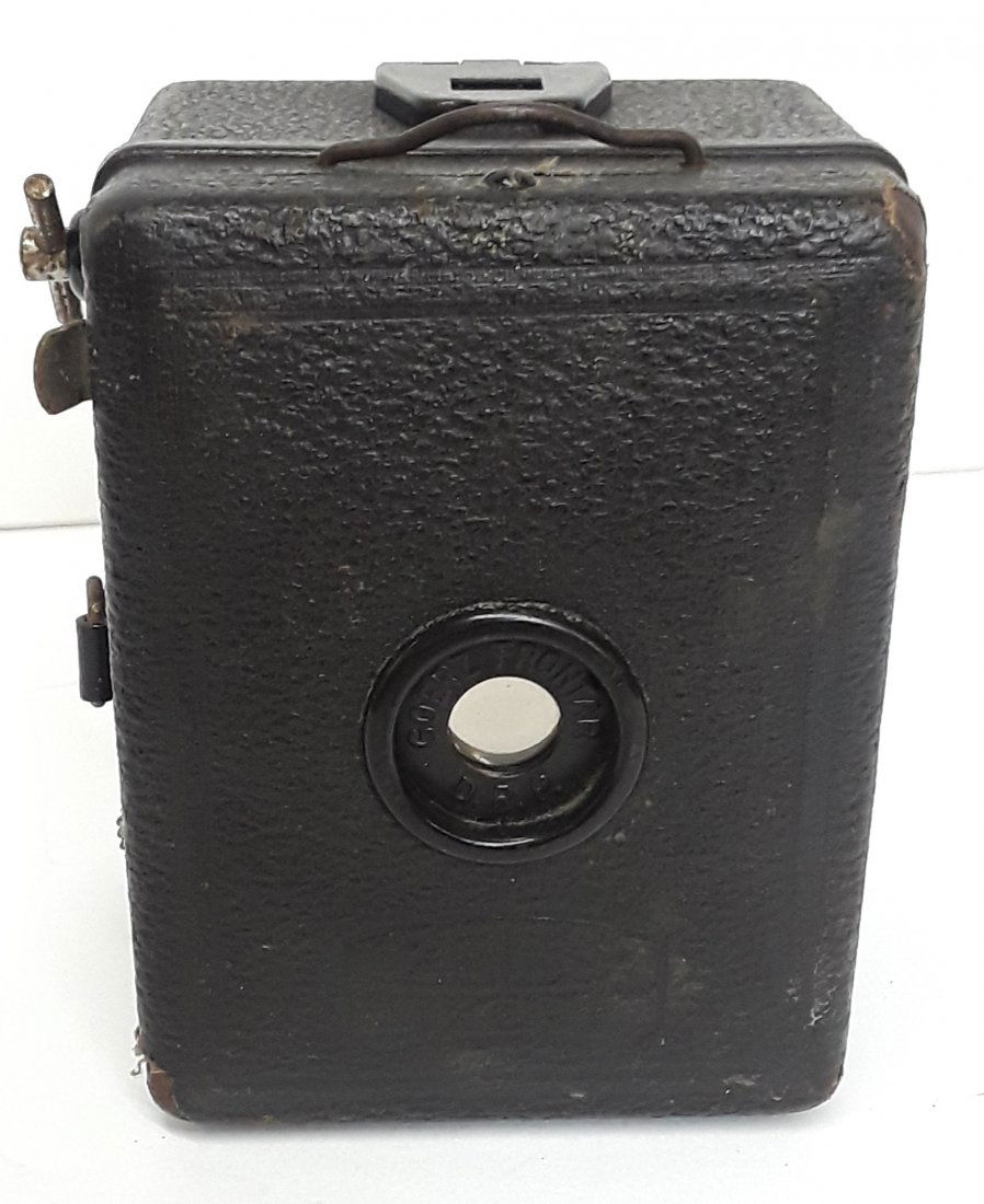 Zeiss Box Tengor #55/2 w/FII Frontar Lens 6 x 9 on 120: Zeiss Box Tengor #55/2 w/FII Frontar Lens 6 x 9 on 120 Roll FilmType of Piece:Zeiss Baby BoxCirca date:1930Size or length:3 3/4in tallx 2 1/2in Widthx 2in DepthCondition:Displays minor surface wear Le