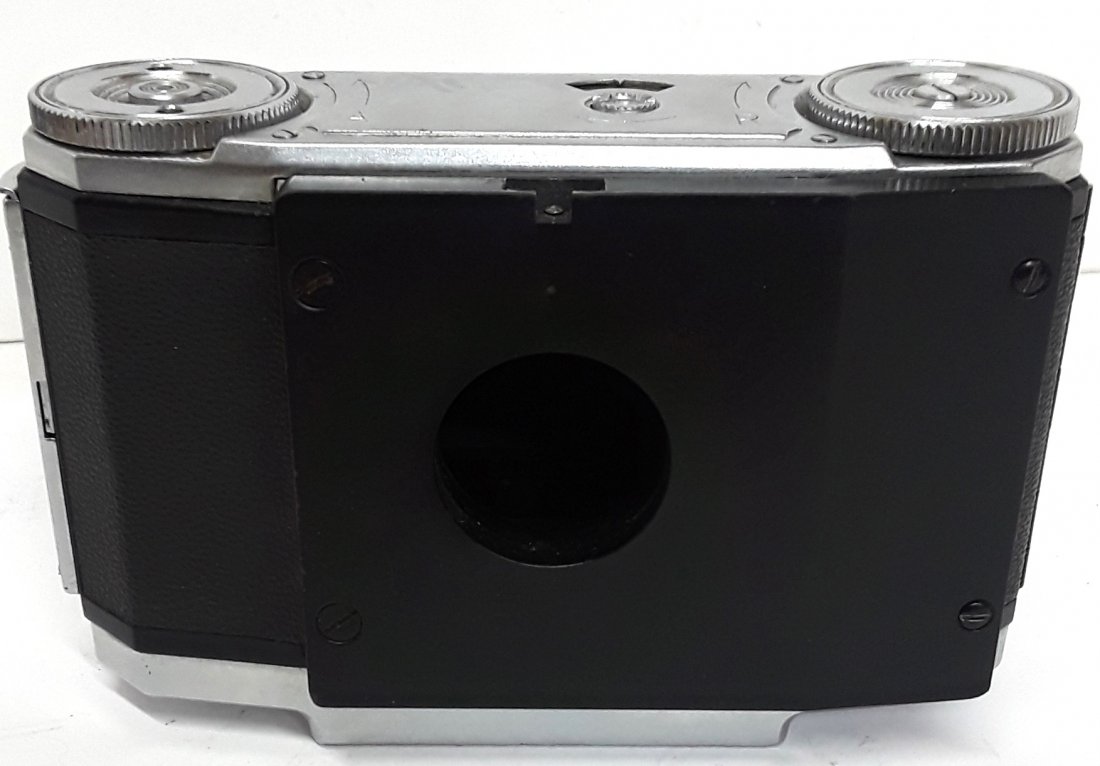 Zeiss C35 Microscope Spezialkam w/Simple Blind Shutter: Zeiss C35 Microscope Spezialkam w/Simple Blind Shutter Contina BodyType of Piece:CameraCirca date:1955-1960Size or length:3inx5inx1 1/2inCondition:Displays surface wear There is no lens. This camera h