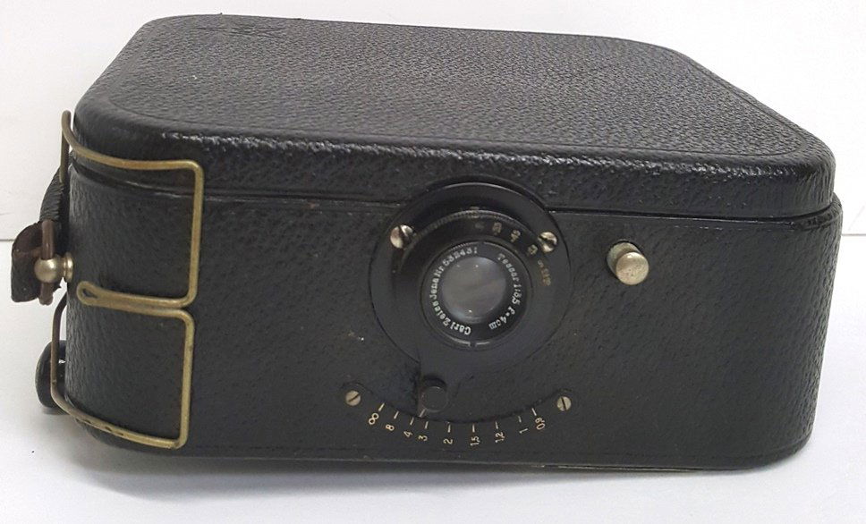 Zeiss Kinamo 35mm ICA Cine Camera w/135mm f4 Tessar: Zeiss Kinamo 35mm ICA Cine Camera w/135mm f4 Tessar and 50 Foot Magazine - Hand Crank DriveDescription:An antique Zeiss Kinamo 35mm ICA movie camera with a 1: 3,5 mm f4 Tessar lens, a 50 foot magazine