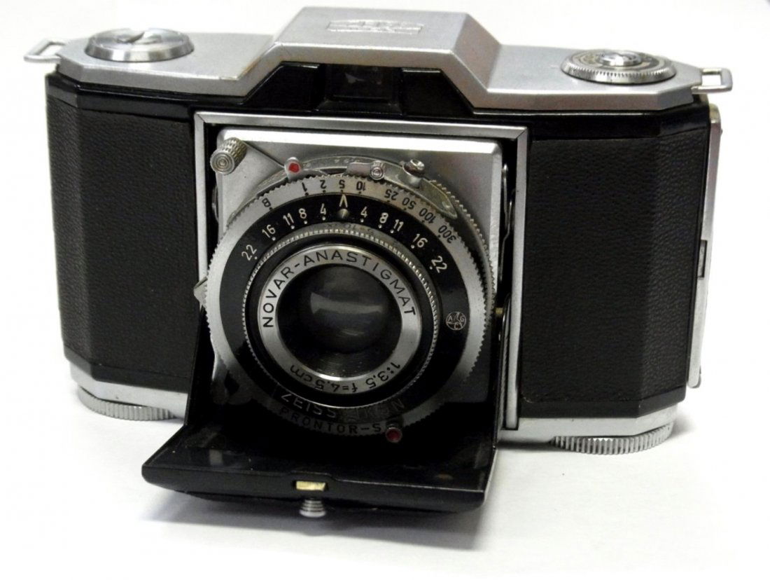 Zeiss Ikonta 35-45mm f3.5 Folding Camera 1st Version: Vintage Zeiss Ikonta 35 - 45mm f3.5 Camera Novar #522/24 First Version No Accessory Shoe (not working)Description CNX 1054 3732:This is a vintage Zeiss Ikonta 35 - 45mm f3.5 Camera Nova #522/24 First