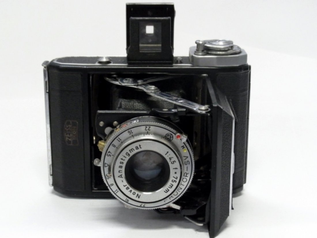 Zeiss Ikonta A 521 4.5x6 Format w/75mm f4.5 Novar: Zeiss Ikonta A #521 4.5 x 6 Format w/75mm f4.5 Novar Prontar SV 1940s Folding Zeiss Ikonta A #521 Camera w/75mm f4.5 Novar Prontar SV 4.5 x 6 FormatDescription CNX 1054 3753:This is a ca. 1940s German