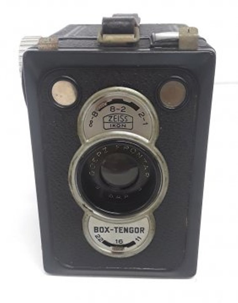 Zeiss Ikonta B #521/16 w/75mm f4.5 Novar (working): Zeiss Ikonta B #521/16 w/ 75mm f4.5 Novar Klio Working 6x6 Format (Working)Item specifications:Type of Piece:CameraCirca date:1950Size or length:4 1/4x3 1/2x4 1/2inCondition:Displays surface wear. Thi