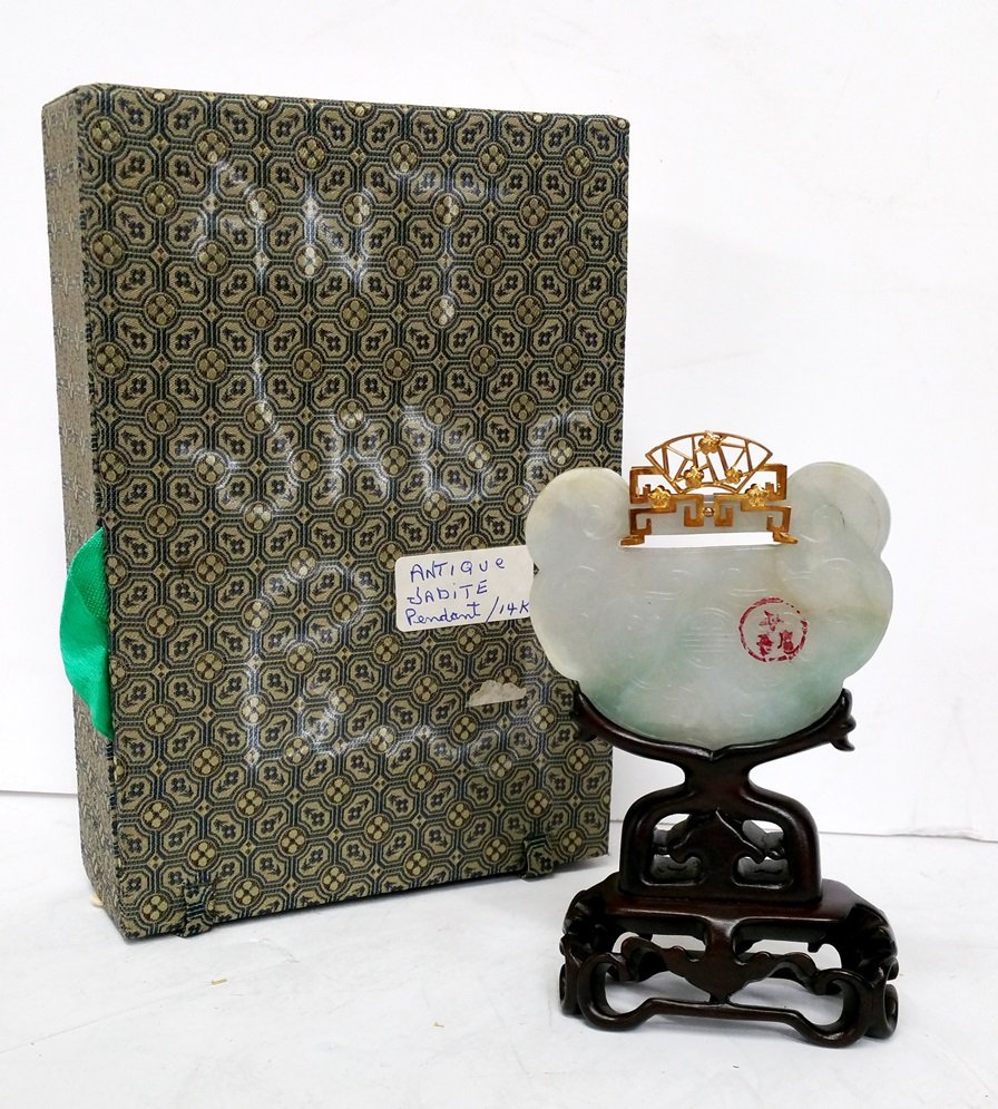 14k Gold Signed w 3 Character Red Seal Jadeite Amulet: Described By:Nikki CNX 1114 29Title:14k Gold Mounted Signed w 3 Character Red Seal Jadeite Amulet w Export Stand & BoxDescription: Gorgeous 14k gold mounted signed 3 character red seal jadeite amulet
