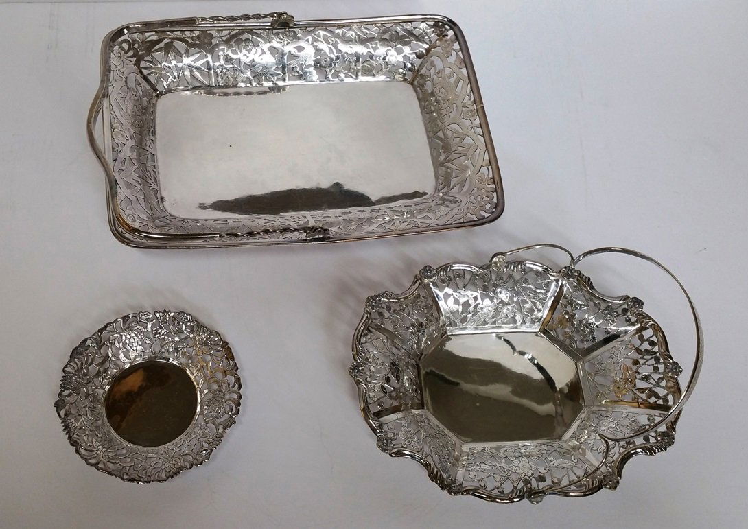 3 Chinese Silver Vintage Antique Serving Trays: Described By:Nikki CNX 1114 23Title:3 Chinese Silver Reticulated Vintage Antique Serving Trays Late Qing To Republic Description: Awesome Chinese reticulated vintage to antique serving trays set of 3.