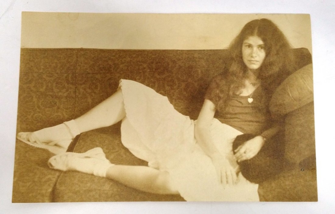 Robert Steinberg Lolita Girl On Couch BW Photo: Title: Robert Steinberg Lolita Girl On Couch BW PhotoDescribed By:Nikki CNX 1109Description:Vintage Robert Steinberg black and white photo of a girl on a couch titled Lolita on the back. verso states 