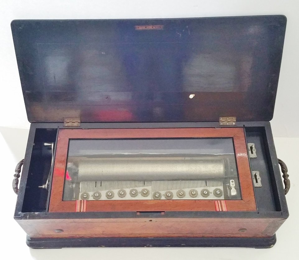 Large 26.5in x 11.5in Antique Swiss Victorian Music Box: Described By:Nikki HFA APX TLSSTitle:Large 26.5in x 11.5in Antique Swiss Victorian Music Box Parallel Combs Winged Lion StampDescription: Gorgeous large antique Swiss Victorian music box parallel comb