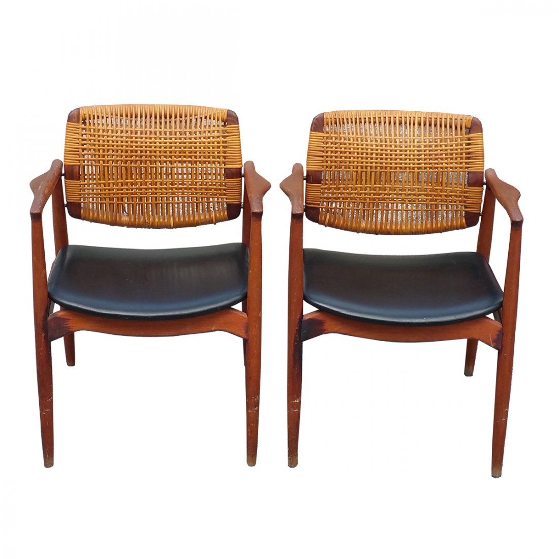 Pair Teak Armchairs Vintage Scandinavian Origin: Described By:Nikki HFA VX TQSS Title: Pair Teak Armchairs Vintage Scandinavian Origin Or Influence Cane Back Naughahyde Description:Nice pair of vintage teak arm chairs of Scandinavian origin or influ