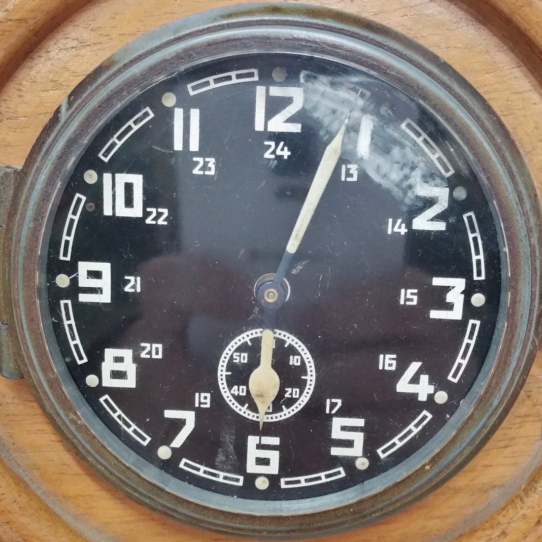 Kienzle Backwind Luftwaffe Airplane Clock w Mount: Described by: Nikki CNX 1124 4230 Title: Kienzle Backwind Luftwaffe Airplane Clock w Mount Description: Odd design Kienzle backwind Luftwaffe airplane clock with wood mount. The mounting is very inter