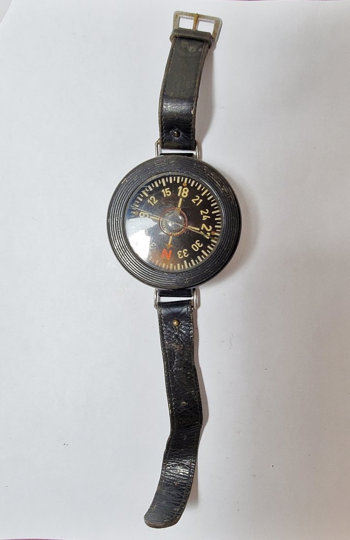 Unusual German Pilots Wrist Or Leg Compass Kadlec: Title: Unusual German Pilots Wrist Or Leg Compass Kadlec Description: Up for auction is a very interesting and unusual German pilots compass. This compass would normally be strapped around the wrist o