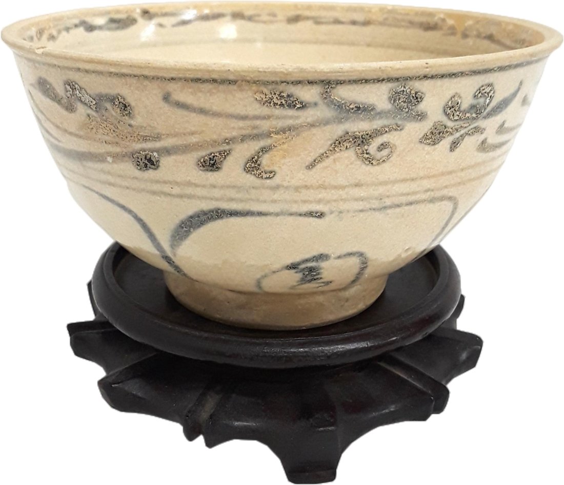 Antique Vietnamese Blue And White Footed Bowl: Title: Antique Vietnamese Blue And White Footed Bowl Description: A wonderful piece in exquisite condition. Size or length in inches: 3 x 5.5 inches with a 1 inch import stand Number of pieces: 1