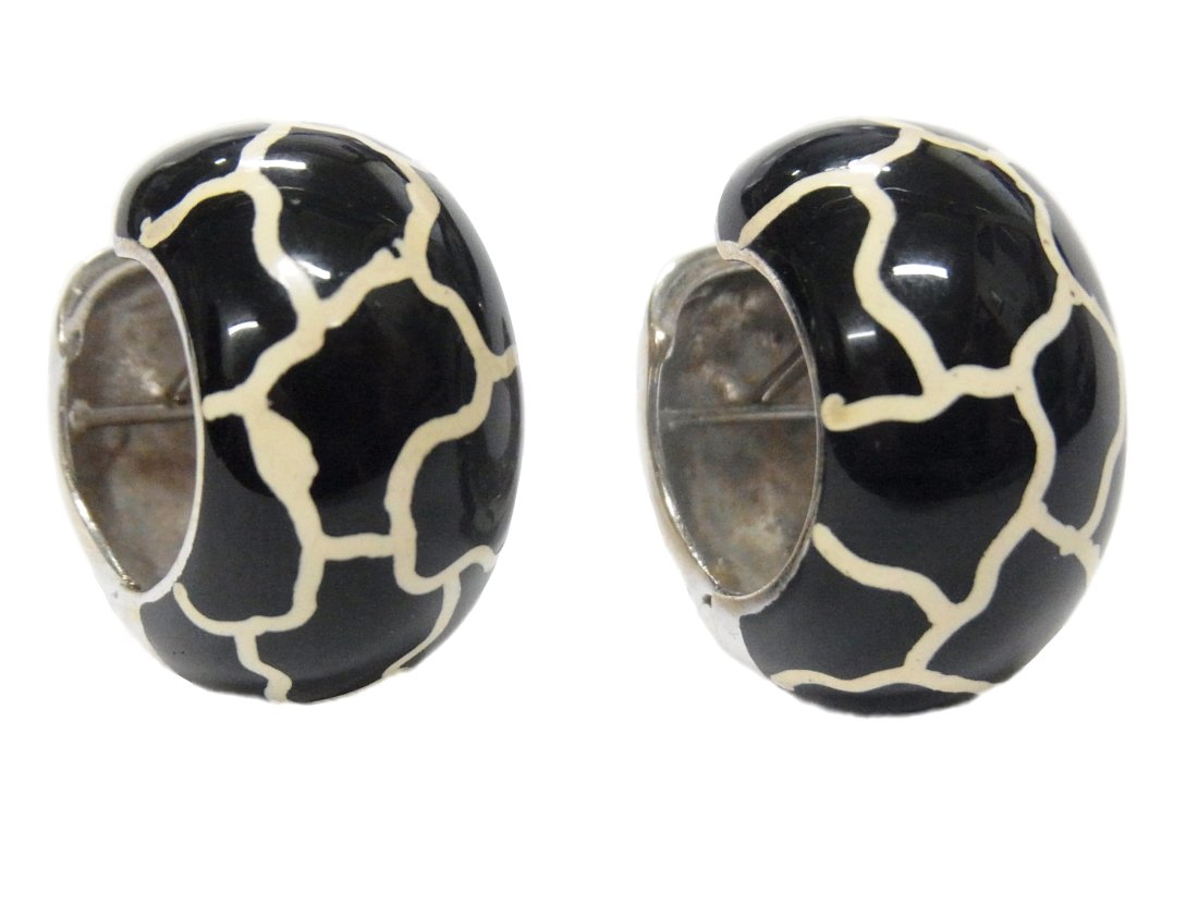 Signed SOHO Heavy 18k White Gold Leopard Enamel Wide Huggie Hoops Designer Earrings: Title: Signed SOHO Heavy 18k White Gold Leopard Enamel Wide Huggie Hoops Designer Earrings Description: Designer signed 18k white gold hinged hoop earrings by SOHO that are boldly decorated in a bla