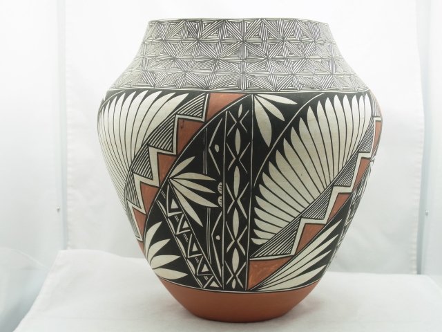 Large ACOMA Pottery Olla Vase Ophelia S. Leon CNX: Large ACOMA Pottery Olla Vase Ophelia S. Leon CNX Decorated Native American Indian New Mexico pottery. this is signed on the bottom- Ophelia.S.Leon.Acoma /N.M. See images. Very beautiful pot with blac
