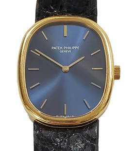 Patek Philippe 18k Gold Exquisite Blue Dial Large Ellipse 18k Gold Buckle Ladies Watch: Described By:Michelle REDD 52995 Title:Patek Philippe 18k Gold Exquisite Blue Dial Large Ellipse 18k Gold Buckle Ladies Watch Description: Patek Philippe 18k Gold Exquisite Blue Dial Large Ellipse 18k
