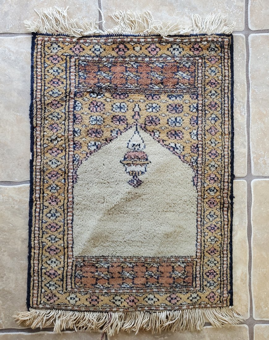 Turkish Prayer Rug 17x24in: Described By:Michelle 2024X Title: Turkish Prayer Rug 17x24in Description:Turkish Prayer Rug 17x24in Condition of piece: Dirty, fringe is worn and frayed Size: 17 X 24 inches <