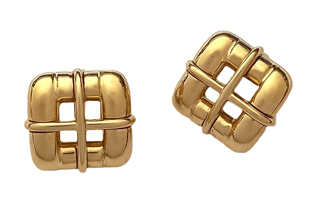 2001 Tiffany & Co 18K Yellow Gold Basket Weave Convertible Clip On Omega Back Earrings Italy: Title: 2001 Tiffany & Co 18K Yellow Gold Basket Weave Convertible Clip On Omega Back Earrings Italy Description:2001 Tiffany & Co 18K Yellow Gold Basket Weave Convertible Clip On Omega Back Earrings M