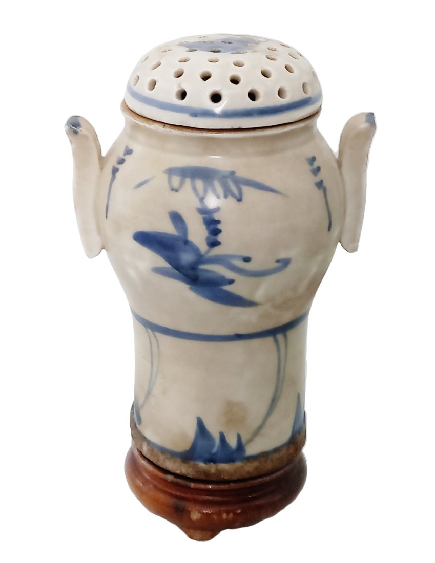 Early Antique Vietnamese Blue and White Standing Ceramic Incense Censer: Title:Early Antique Vietnamese Blue and White Standing Censer Description: Early Antique Vietnamese Blue and White Standing Ceramic Incense Censer Type of Piece:Censer Measurements:5.75 inches tall