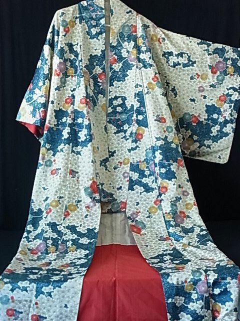 Beautiful Japanese Silk Printed Kimono or Robe Flo: Beautiful Japanese Silk Printed Kimono or Robe Floral Motif CNX Description: This gorgeous kimono is composed of silk and printed with white flowers on a blue background, and has a red interior lini