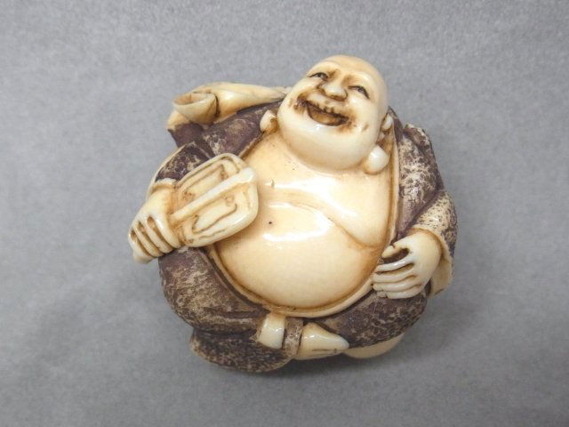 Antique Signed Double Buddha Hand Carved Ivory Jap: Antique Signed Double Buddha Hand Carved Ivory Japanese Asian Netsuke Description: This is an antique ivory netsuke that is cleverly carved with a double Buddha figure. The Buddha shows the same on