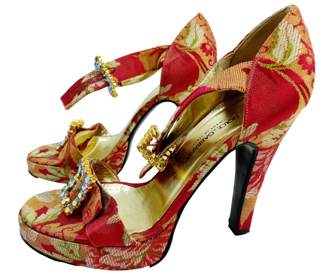 Kirstie Alley Estate Dolce & Gabbana Red Floral Fabric Rhinestone Buckle Platform Sandal Heel w/ COA: Title:Kirstie Alley Estate Dolce & Gabbana Red Floral Fabric Rhinestone Buckle Platform Sandal Heel w/ COA Description: Kirstie Alley Estate Vintage Dolce & Gabbana Red Floral Fabric Rhinestone Buckle