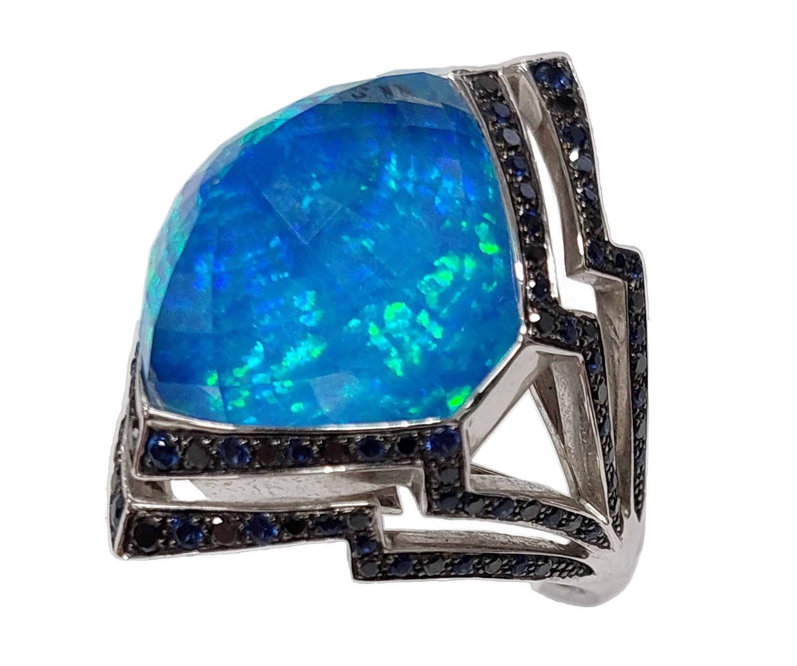Stephen Webster Diamond 18k White Gold Opalescent Crystal Haze Sapphire Black Diamond Ring Size 6.75: Title: Stephen Webster Diamond 18k White Gold Opalescent Crystal Haze Sapphire Black Diamond Ring Size 6.75 Description: An icy-white 18k gold statement ring that features colorful opalescent quartz d