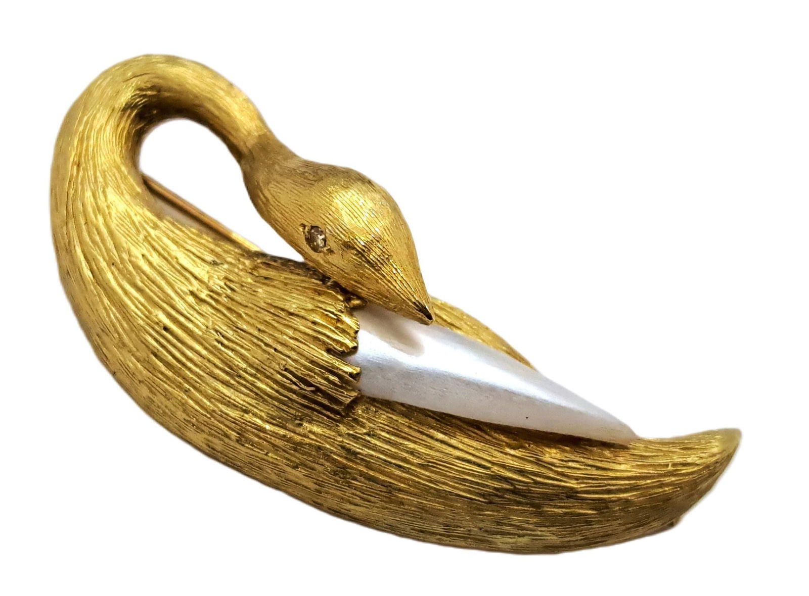 Artist Signed 18k Gold Champagne Diamond Eye Swan Pearl Wing Bird Brooch Pin Hess Fine Art: Described & Photographed By: Ayanna HFA 58202 NFDDD Title: Artist Signed 18k Gold Champagne Diamond Eye Swan Pearl Wing Bird Brooch Pin Description: Artist Signed 18k Gold Champagne Dia