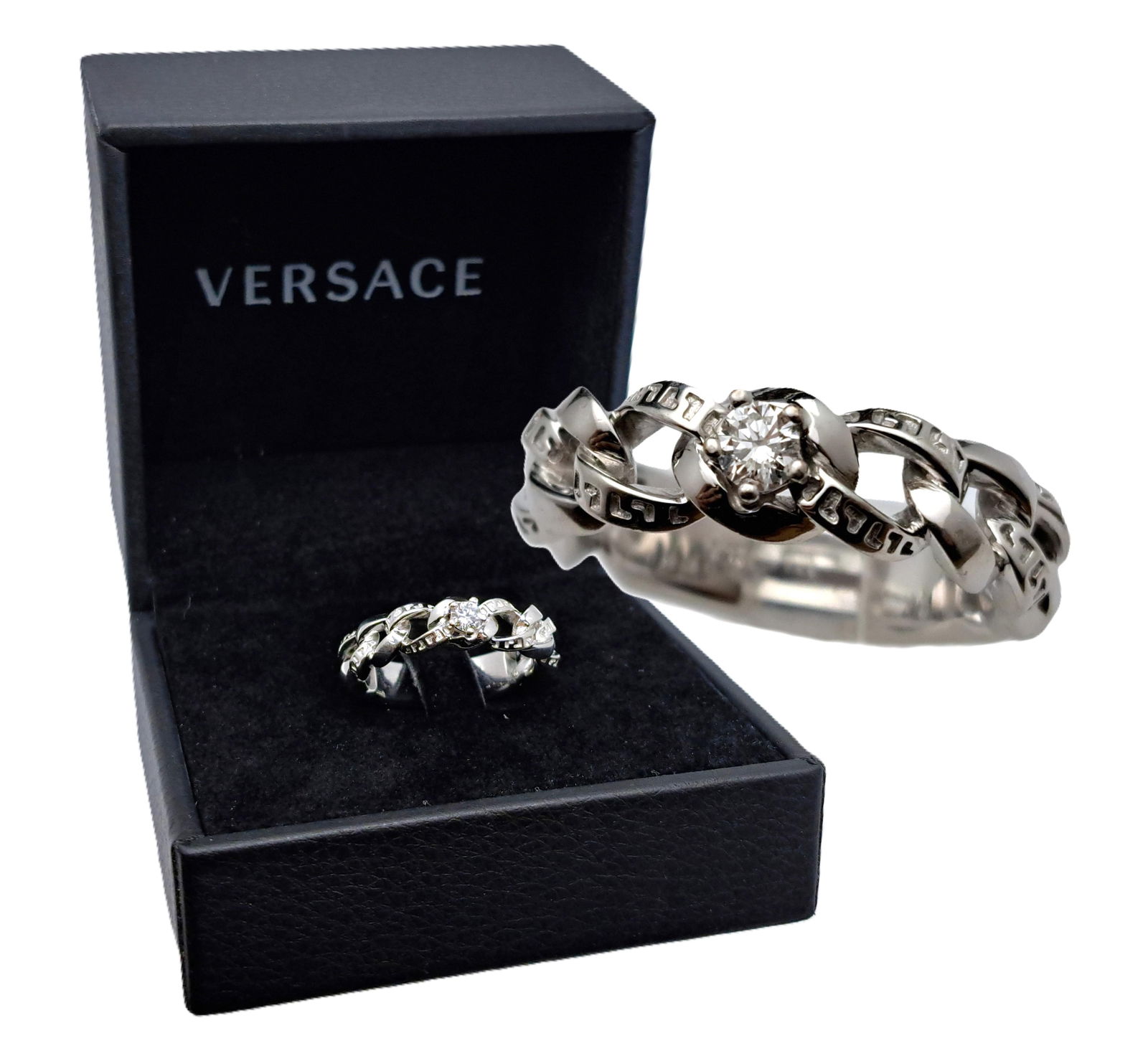 Gianni Versace 18k White Gold Diamond Wedding Chain Link Band Ring: Described & Photographed By: Ayanna HFA DT60093 NYED Title: Gianni Versace 18k White Gold Diamond Wedding Chain Link Band Ring Description: Gianni Versace 18k White Gold Diamond Wedding
