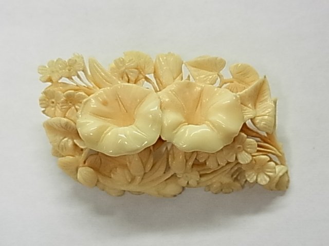 Exquisite Carved Ivory Filigree Floral Pin Brooch J: br> Exquisite Carved Ivory Filigree Floral Pin Brooch Japanese or Chinese Meiji Qing Victorian Edwardian Approx. Dimensions or Size: 2” wide, 1 1/8” high, 14mm thick at thickest point Hess Fine Au