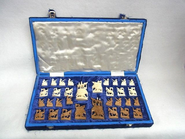 Vintage Hand Carved Ivory & Teak Wood Asian Elepha: Vintage Hand Carved Ivory & Teak Wood Asian Elephant Chess Set w/ Fitted Case Box CNX Description: This is a vintage hand carved chess set in a fitted, royal blue velvet case. The white pieces are c