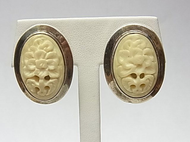 Pair Artist Signed 925 Sterling Silver Carved Bone: Description: Pair Artist Signed 925 Sterling Silver Carved Bone Japanese Chinese Clip Earrings Sajen Approx. Dimensions or Size: 22mm X 30mm, 8mm thick Hess Fine Auctions Shipping: </