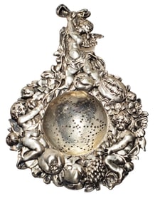 Antique Neresheimer 800 Silver 2.05ozt Hannau Repousse Nude Cherubs Tea Strainer Baroque Beaux Arts