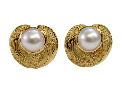 Signed Elizabeth Gage 27.3 gram 18k Gold Cultured Mabe Pearl Large Ear Clips Designer Earrings: Title: Signed Elizabeth Gage 27.3 gram 18k Gold Cultured Mabe Pearl Large Ear Clips Designer Earrings Description: Very substantial & beautifully crafted in solid 18k gold, these earrings look like a