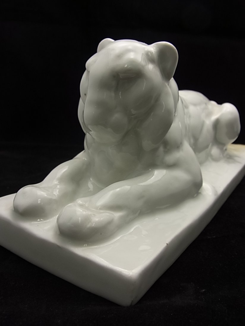 Porcelain August Gaul Signed Meissen Weiss Reclining Li: Porcelain August Gaul Signed Meissen Weiss Reclining Lion Ligender Lowe Variation A1051 136 Description: Sculptor August Gaul was born in Germany in 1869, and died in Berlin, 1921. He was a founding m