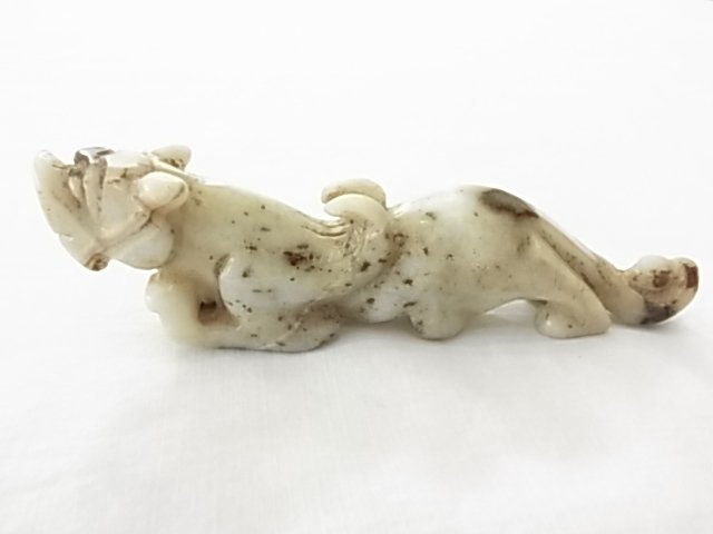 Antique Chinese Qing Dynasty Carved Mutton Fat Jade Bel: Antique Chinese Qing Dynasty Carved Mutton Fat Jade Belt Hook Quilong Curling Dragon Approx. Dimensions or Size: Height: 1.25” Length: 4” Hess Fine Auctions Shipping: We offer in house shipping fo